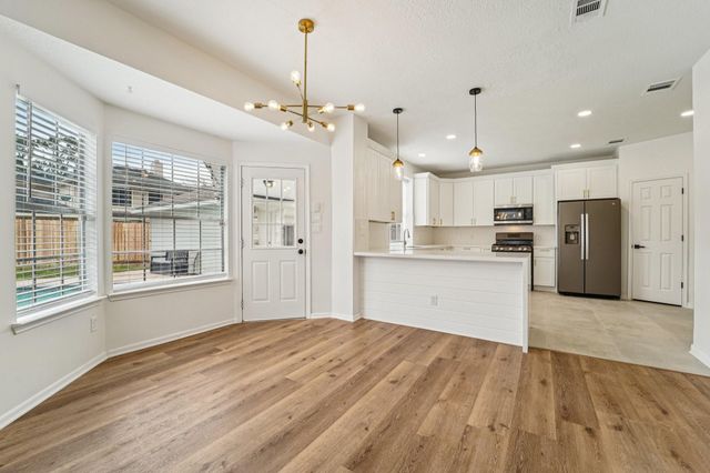 1808 N Mission Circle, Friendswood, TX 77546