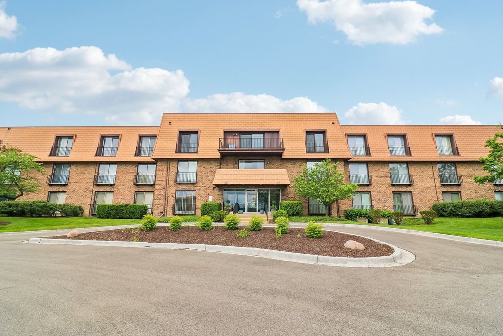Image 1 of property listing at 4050 Dundee Road 303, Northbrook, IL 60062