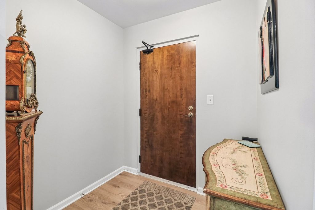Image 2 of property listing at 4050 Dundee Road 303, Northbrook, IL 60062
