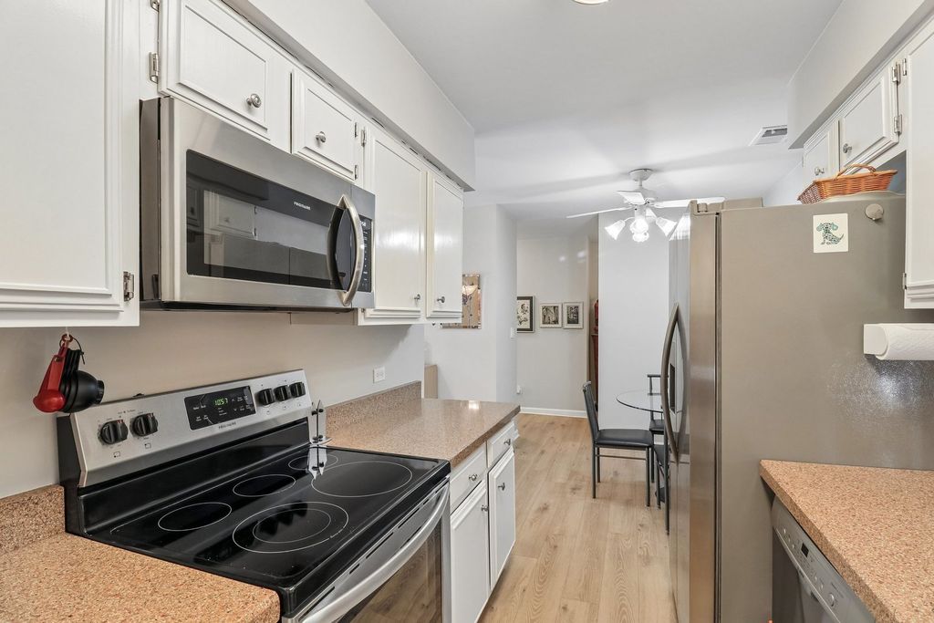 Image 11 of property listing at 4050 Dundee Road 303, Northbrook, IL 60062