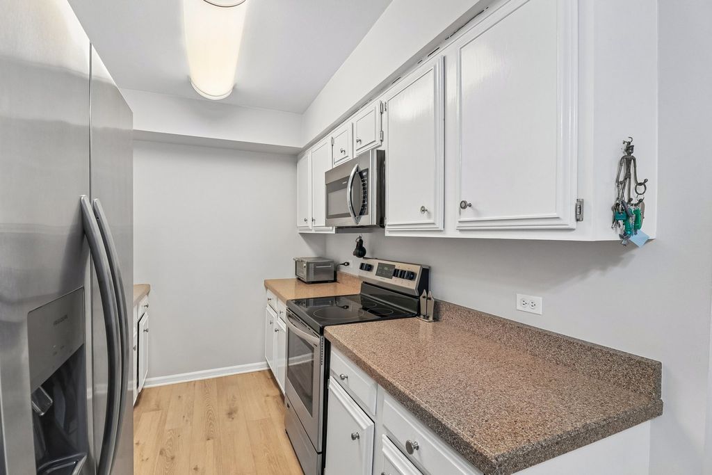 Image 12 of property listing at 4050 Dundee Road 303, Northbrook, IL 60062
