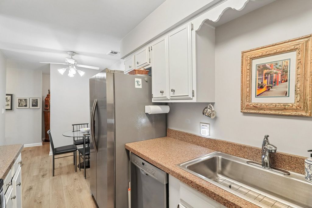 Image 13 of property listing at 4050 Dundee Road 303, Northbrook, IL 60062