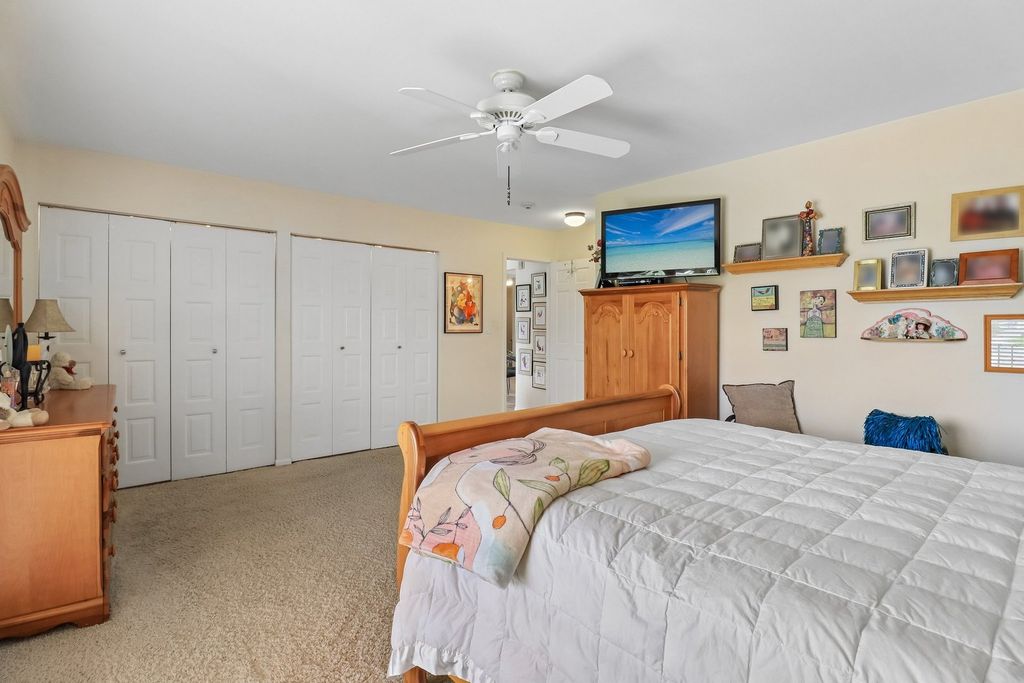 Image 16 of property listing at 4050 Dundee Road 303, Northbrook, IL 60062