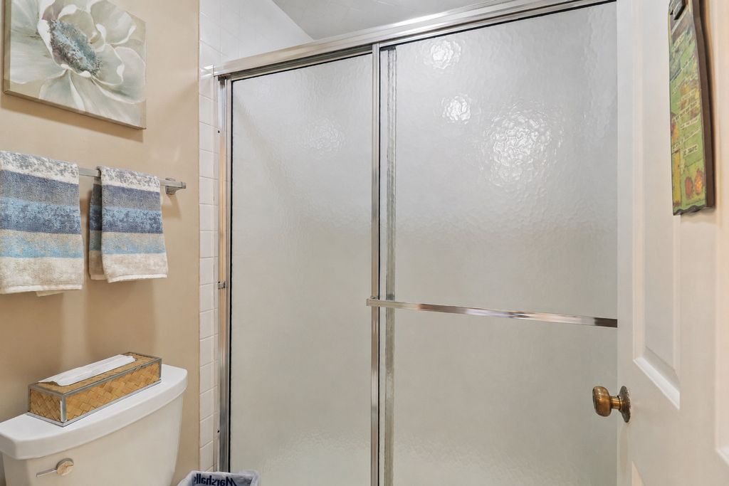 Image 18 of property listing at 4050 Dundee Road 303, Northbrook, IL 60062
