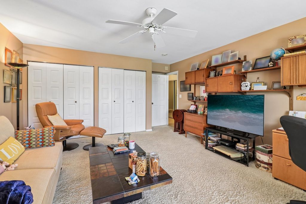 Image 20 of property listing at 4050 Dundee Road 303, Northbrook, IL 60062