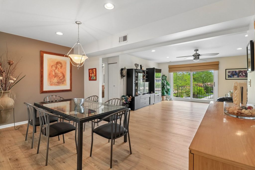 Image 3 of property listing at 4050 Dundee Road 303, Northbrook, IL 60062