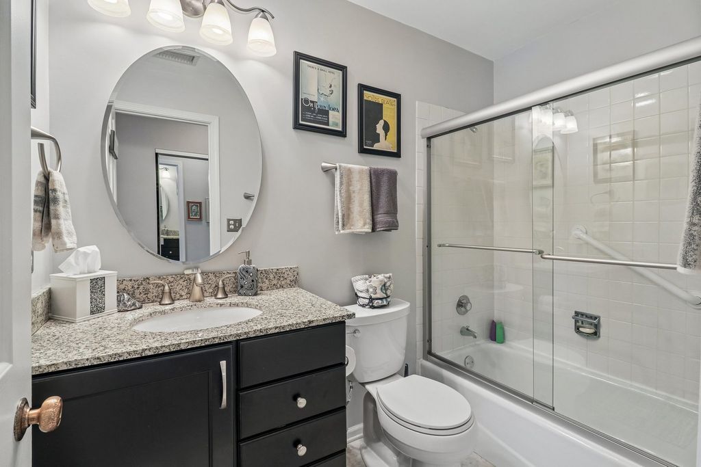 Image 21 of property listing at 4050 Dundee Road 303, Northbrook, IL 60062