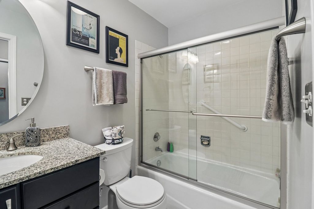 Image 22 of property listing at 4050 Dundee Road 303, Northbrook, IL 60062
