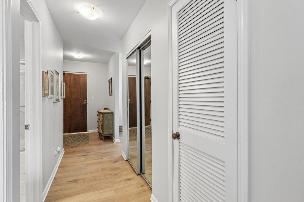Image 23 of property listing at 4050 Dundee Road 303, Northbrook, IL 60062