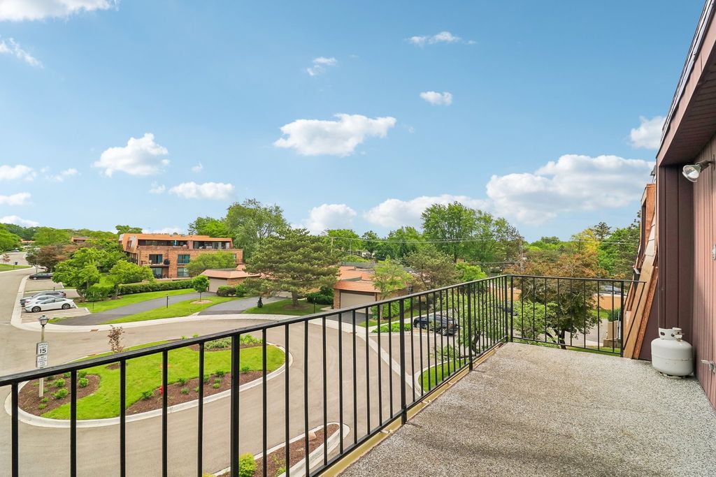 Image 24 of property listing at 4050 Dundee Road 303, Northbrook, IL 60062
