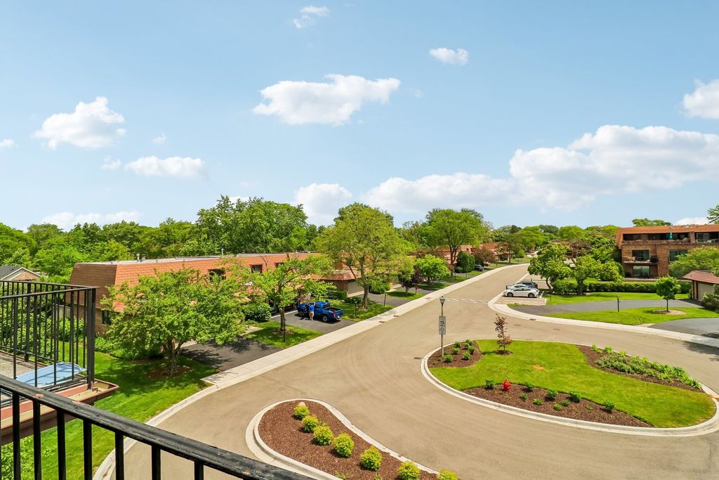 Image 25 of property listing at 4050 Dundee Road 303, Northbrook, IL 60062