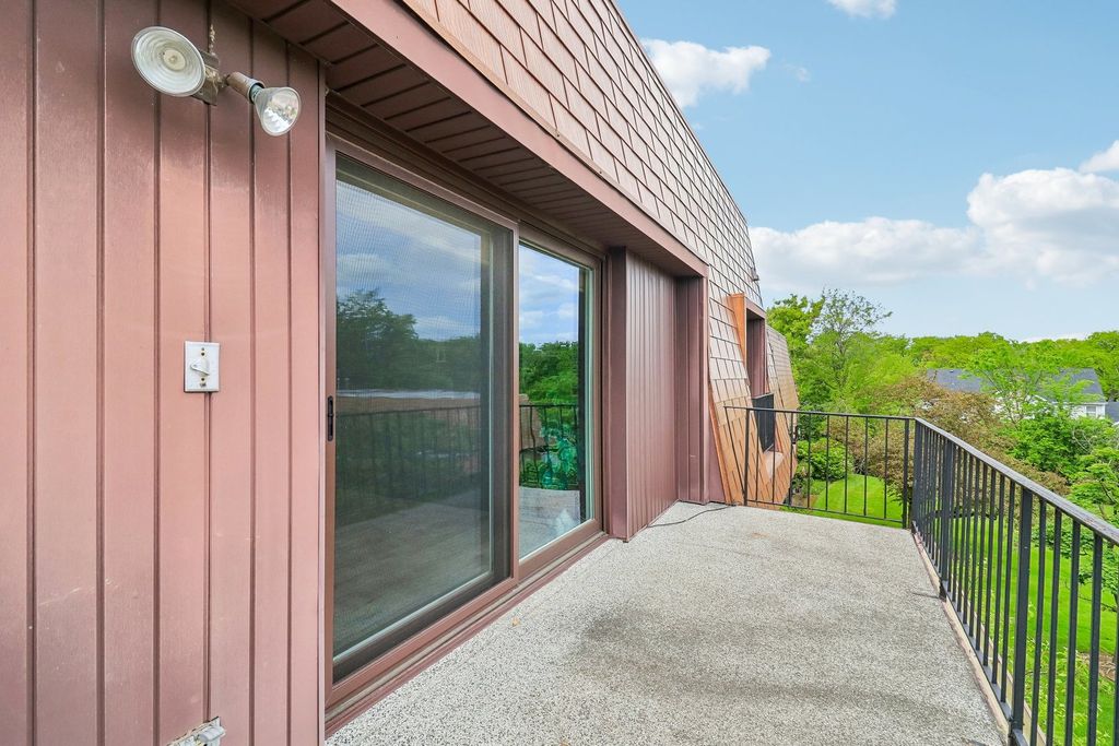 Image 26 of property listing at 4050 Dundee Road 303, Northbrook, IL 60062