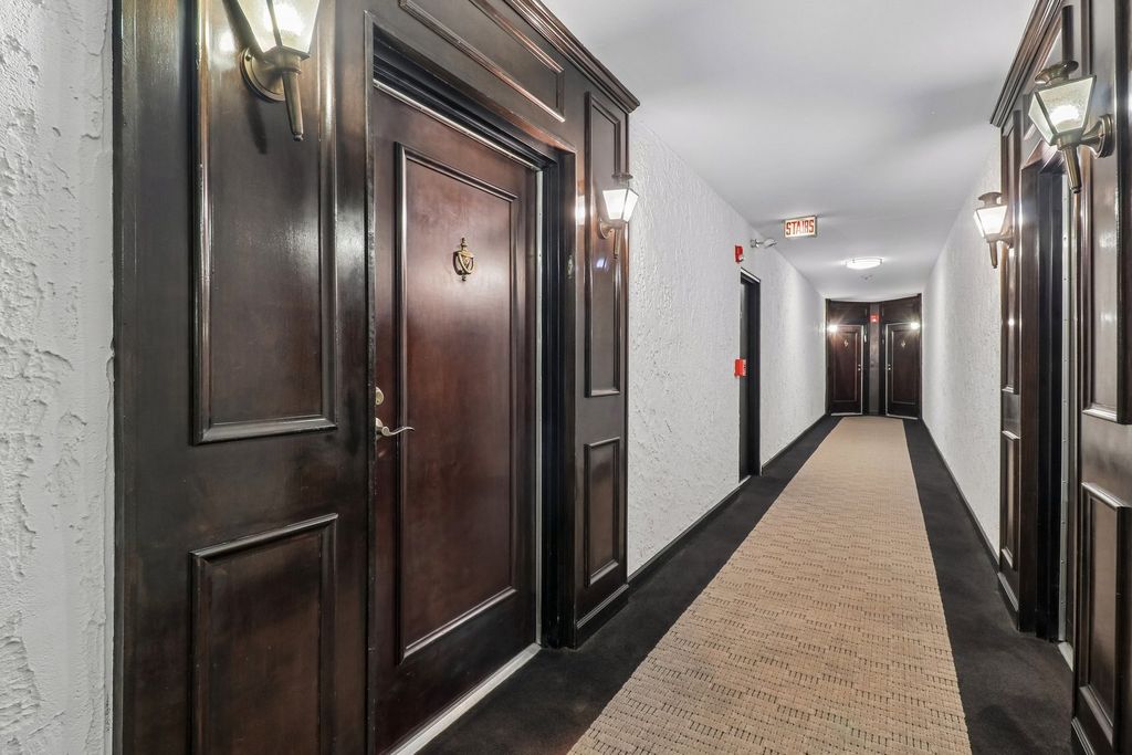 Image 28 of property listing at 4050 Dundee Road 303, Northbrook, IL 60062