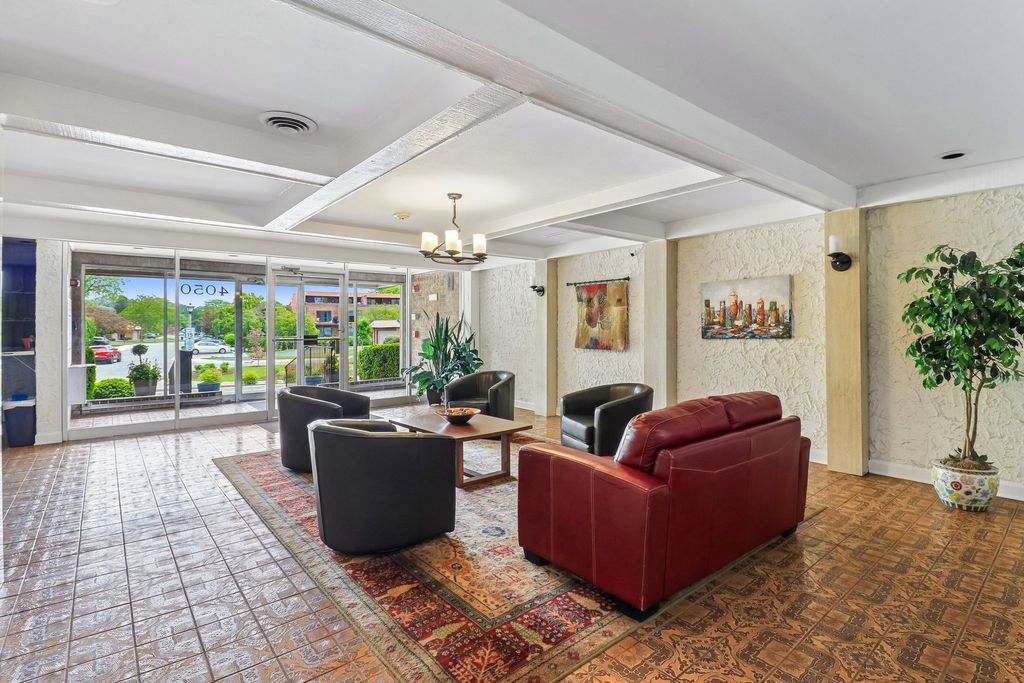 Image 29 of property listing at 4050 Dundee Road 303, Northbrook, IL 60062