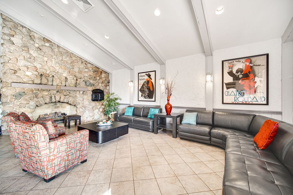 Image 30 of property listing at 4050 Dundee Road 303, Northbrook, IL 60062