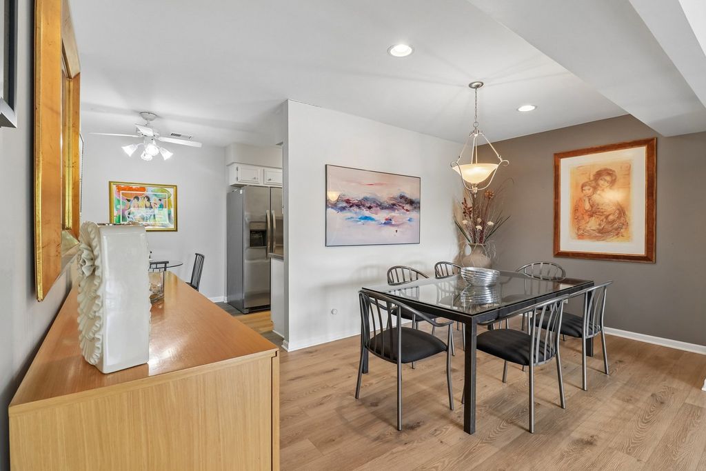 Image 4 of property listing at 4050 Dundee Road 303, Northbrook, IL 60062