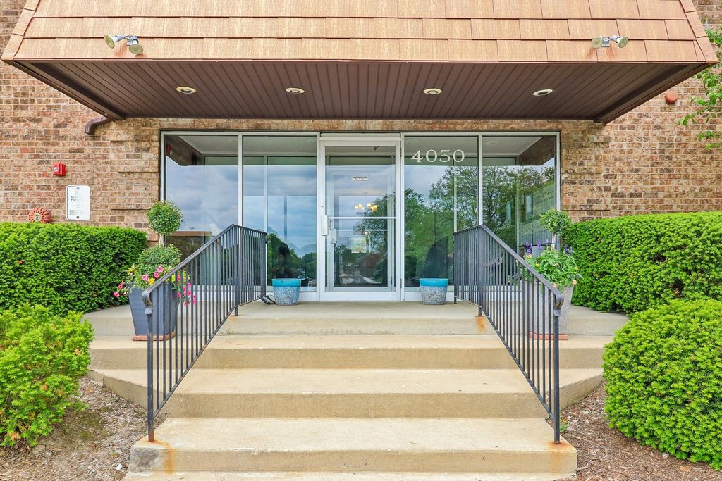 Image 33 of property listing at 4050 Dundee Road 303, Northbrook, IL 60062