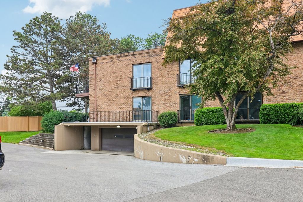Image 34 of property listing at 4050 Dundee Road 303, Northbrook, IL 60062