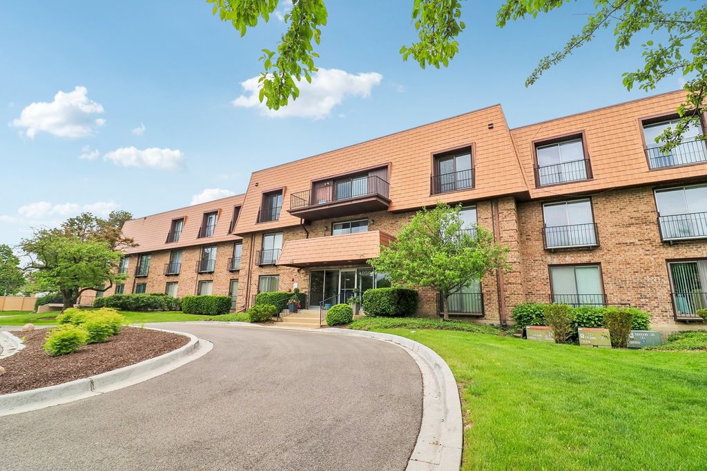 Image 35 of property listing at 4050 Dundee Road 303, Northbrook, IL 60062