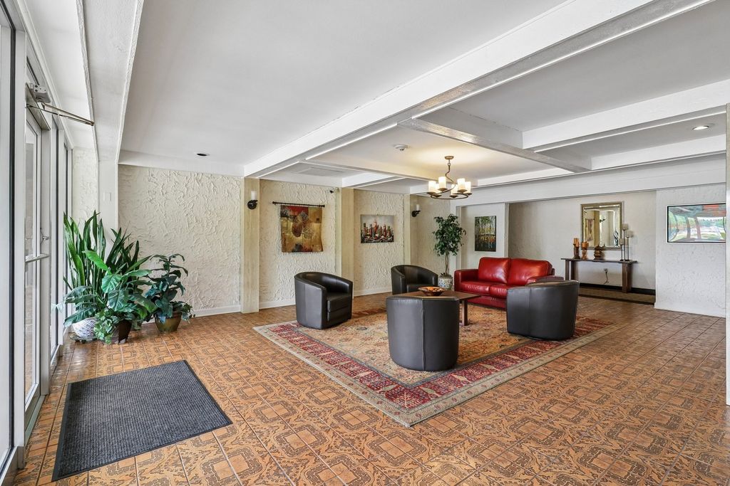 Image 37 of property listing at 4050 Dundee Road 303, Northbrook, IL 60062