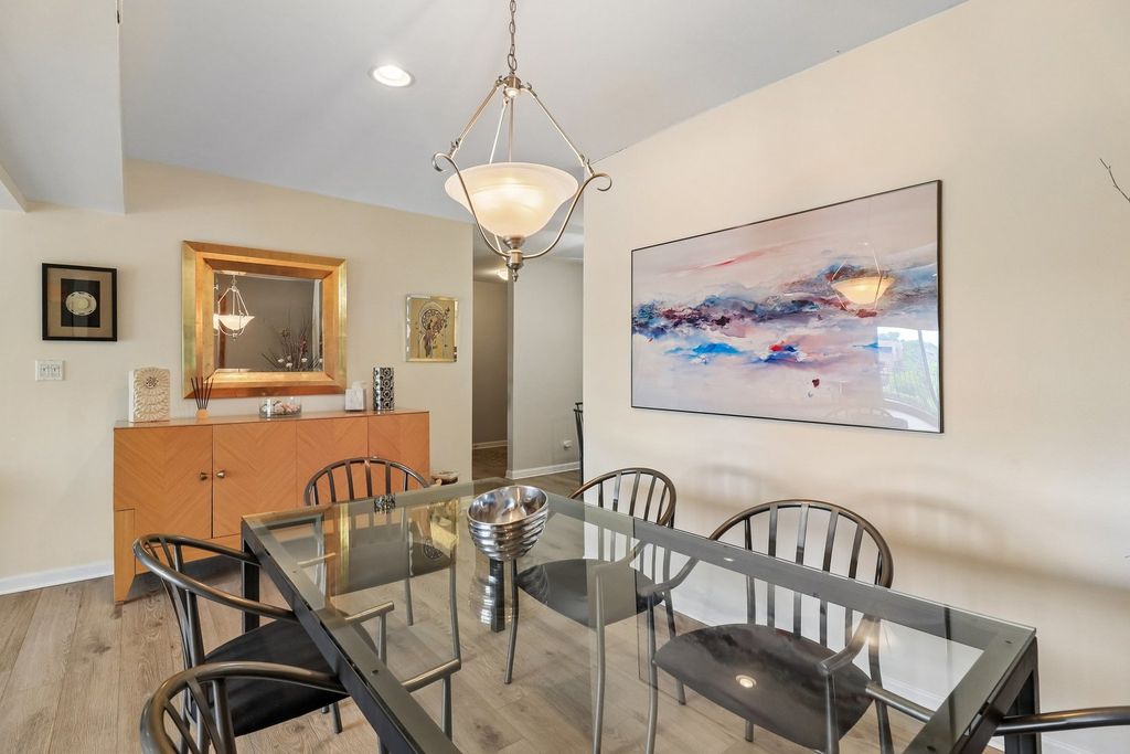 Image 5 of property listing at 4050 Dundee Road 303, Northbrook, IL 60062