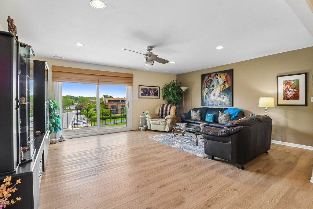 Image 6 of property listing at 4050 Dundee Road 303, Northbrook, IL 60062