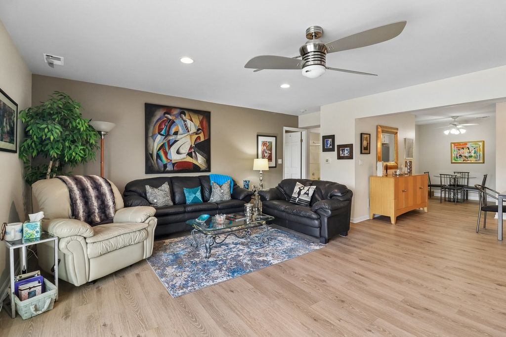Image 7 of property listing at 4050 Dundee Road 303, Northbrook, IL 60062