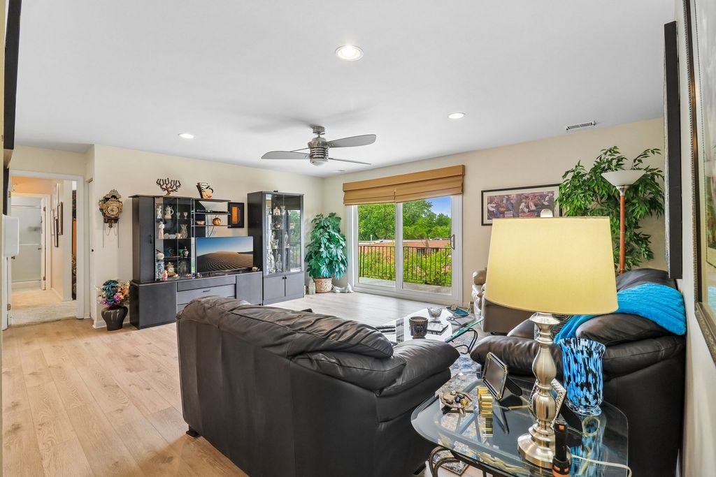 Image 8 of property listing at 4050 Dundee Road 303, Northbrook, IL 60062