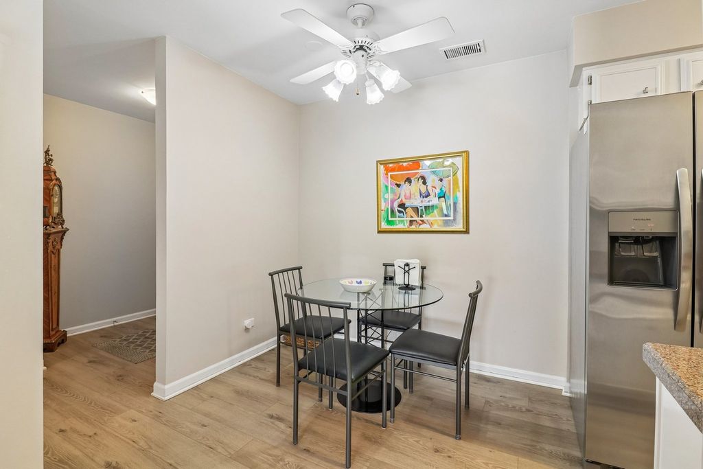 Image 10 of property listing at 4050 Dundee Road 303, Northbrook, IL 60062