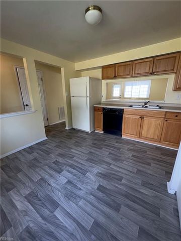1337 Peabody DR, Hampton, VA 23666