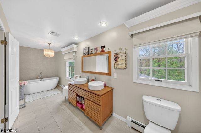 20 Willow Grove Ct, Ogdensburg Boro, NJ 07439