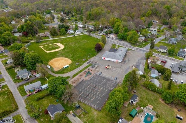 20 Willow Grove Ct, Ogdensburg Boro, NJ 07439