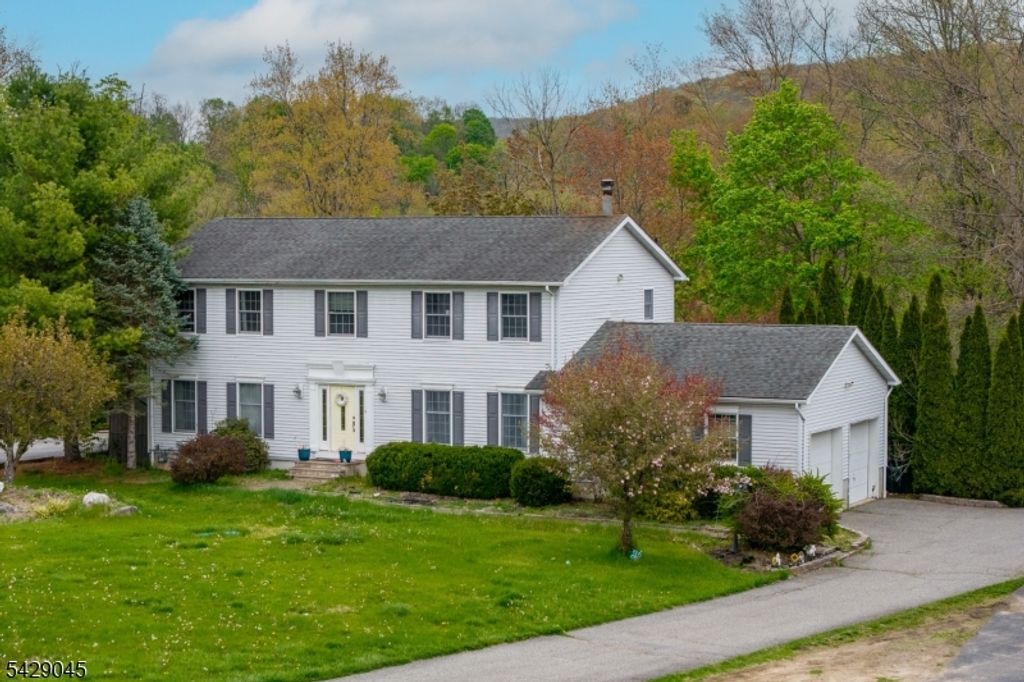 20 Willow Grove Ct, Ogdensburg Boro, NJ 07439