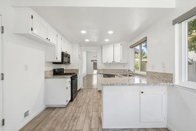 7 Windbrook Ct, Sacramento, CA 95823