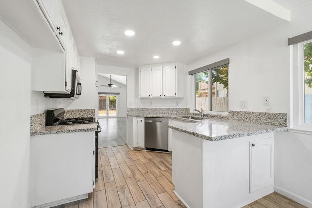 7 Windbrook Ct, Sacramento, CA 95823