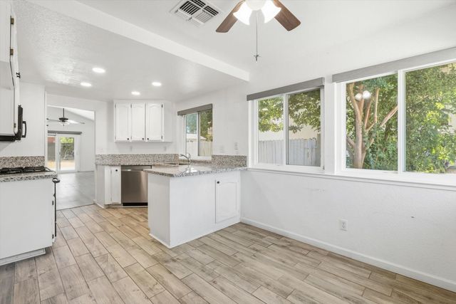 7 Windbrook Ct, Sacramento, CA 95823