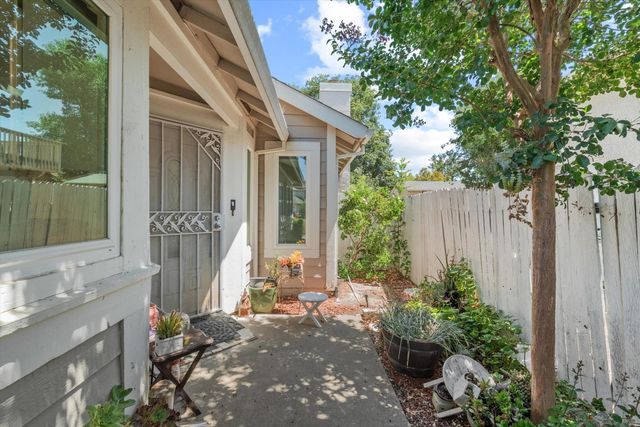 7 Windbrook Ct, Sacramento, CA 95823