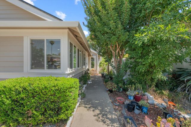 7 Windbrook Ct, Sacramento, CA 95823