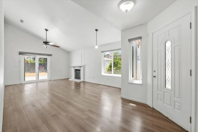 7 Windbrook Ct, Sacramento, CA 95823