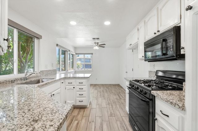 7 Windbrook Ct, Sacramento, CA 95823