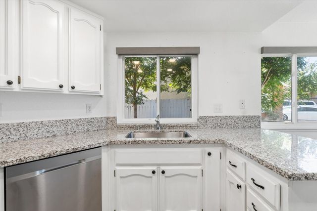 7 Windbrook Ct, Sacramento, CA 95823