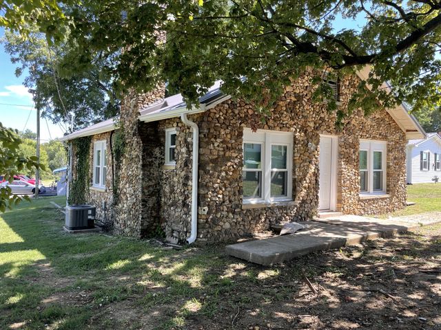 300 W Railroad St, Dickson, TN 37055