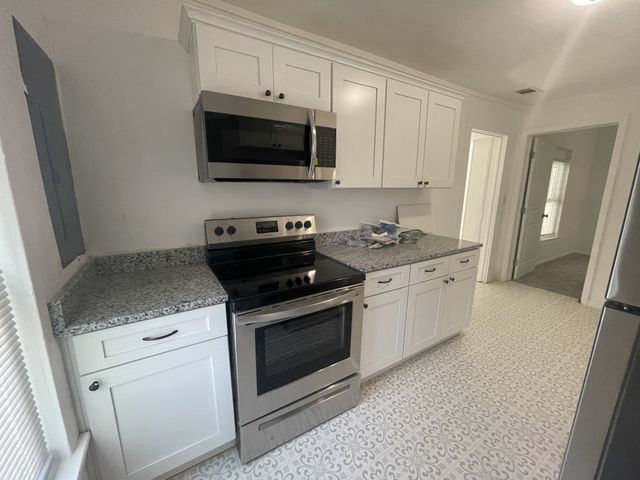 300 W Railroad St, Dickson, TN 37055