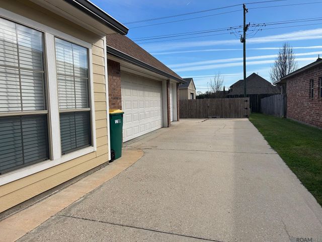 2034 Pointe South Dr, Zachary, LA 70791