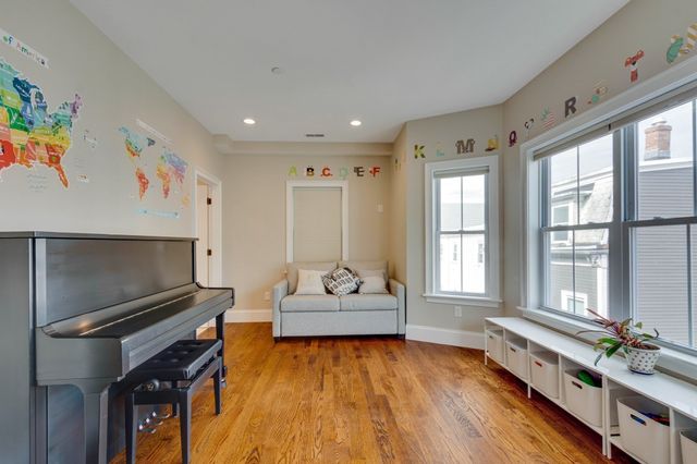 271 Gold St 2, Boston, MA 02127