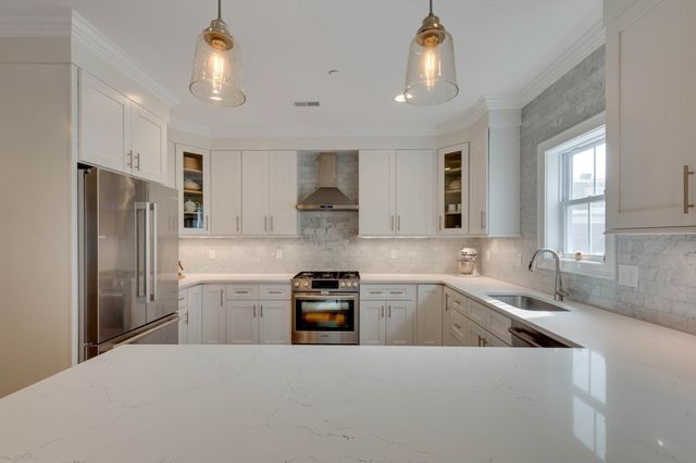 271 Gold St 2, Boston, MA 02127