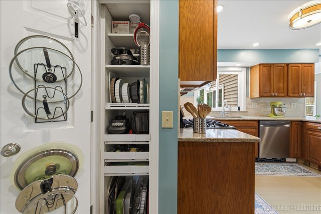 635 Kingsbury Court, Batavia, IL 60510