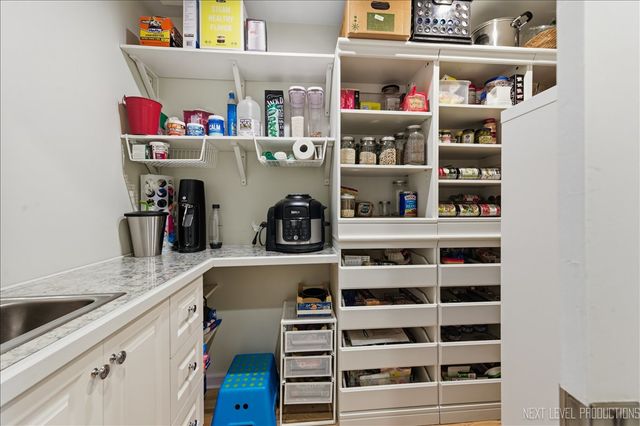 635 Kingsbury Court, Batavia, IL 60510