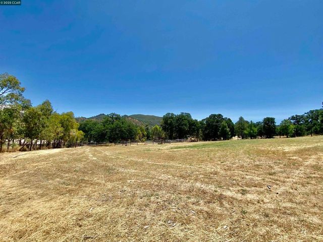 2707 River View Rd, Clearlake Oaks, CA 95423