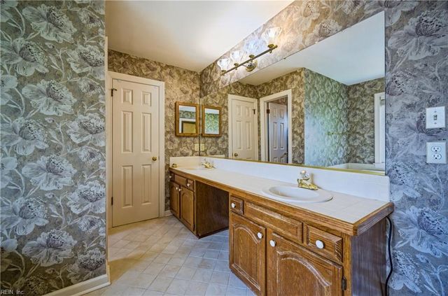 220 Marsh Island DR, Chesapeake, VA 23320